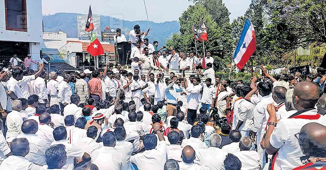 


പൊലീസിനെതിരെ അണ്ണാ ഡിഎംകെ പ്രവർത്തകർ റോഡുപരോധം നടത്തുന്നു.  
