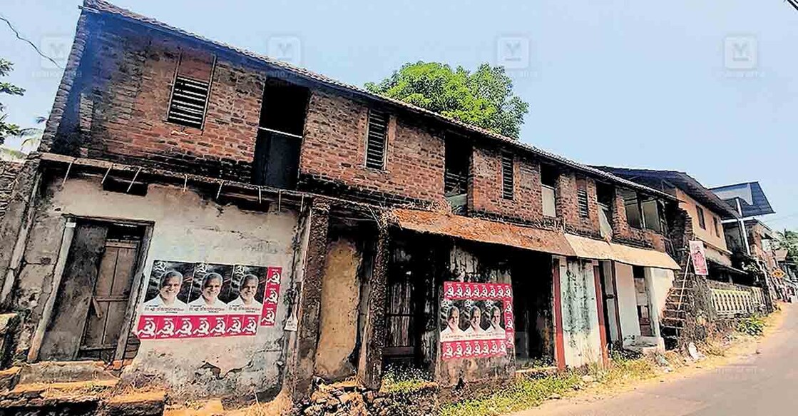 


ഈ കെട്ടിടത്തിനാണ് അഞ്ചരലക്ഷം രൂപ നികുതി അടയ്ക്കാൻ ആവശ്യപ്പെട്ട് നഗരസഭ നാരായണ സ്വാമിക്ക് നോട്ടിസ് നൽകിയിരിക്കുന്നത്.  