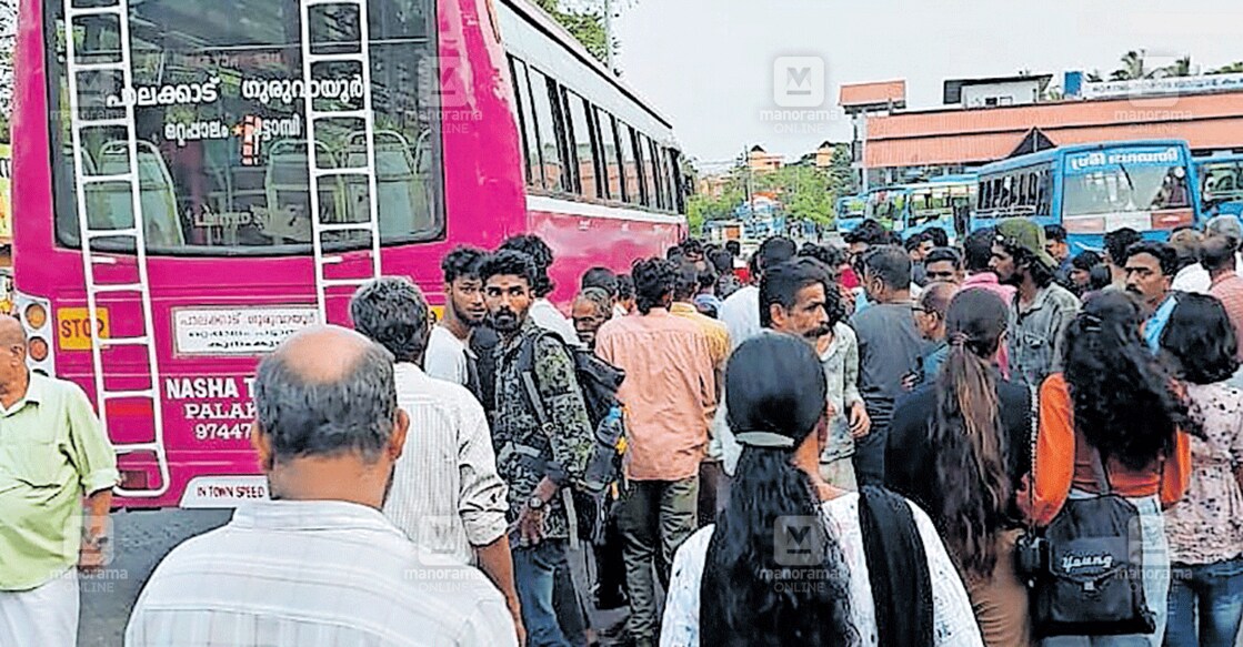 ഒറ്റപ്പാലം നഗരസഭാ ബസ് സ്റ്റാൻഡ് യാർഡിൽ എതിർദിശയിലൂടെ മത്സരിച്ചോടിയ സ്വകാര്യ ബസിനടിയിൽപ്പെട്ട ഇതര സംസ്ഥാന തൊഴിലാളിയെ പുറത്തെടുക്കാനുള്ള ശ്രമം.  