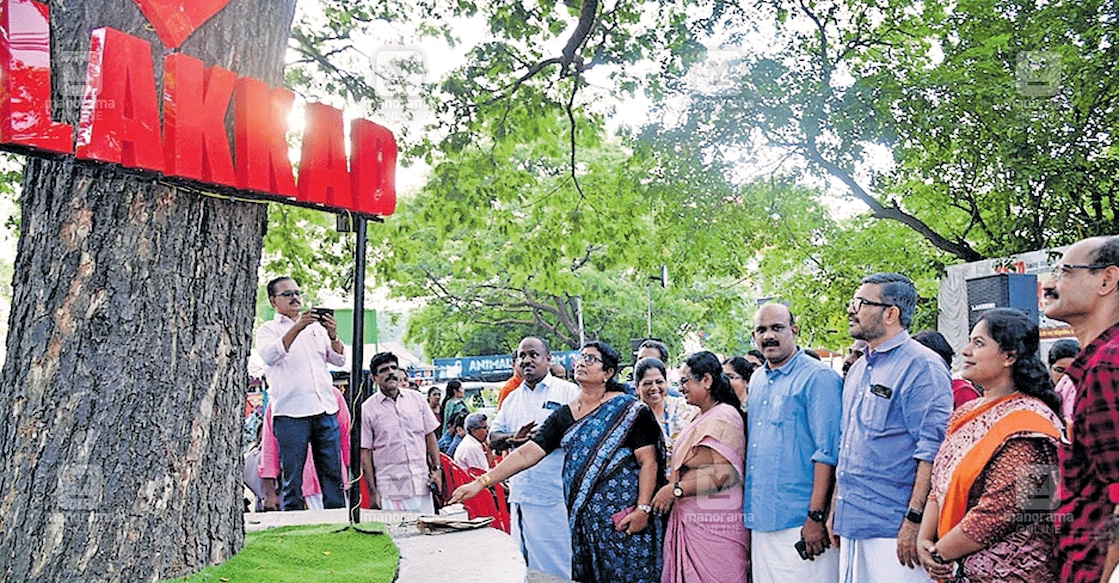 പാലക്കാട് സ്റ്റേഡിയം സ്റ്റാൻഡിനു സമീപം കെഎസ്ടിഎ ഒരുക്കിയ സ്നേഹാരാമത്തിലെ സെൽഫി കോർണർ വീക്ഷിക്കുന്ന മന്ത്രി എം.ബി.രാജേഷ്. നഗരസഭാധ്യക്ഷ പ്രമീളാ ശശിധരൻ, സംഘടന ജനറൽ സെക്രട്ടറി കെ.ബദറുന്നീസ, പ്രസിഡന്റ് ഡി.സുധീഷ്, കൗൺസിലർ അനുപമ പ്രശോഭ് എന്നിവർ സമീപം