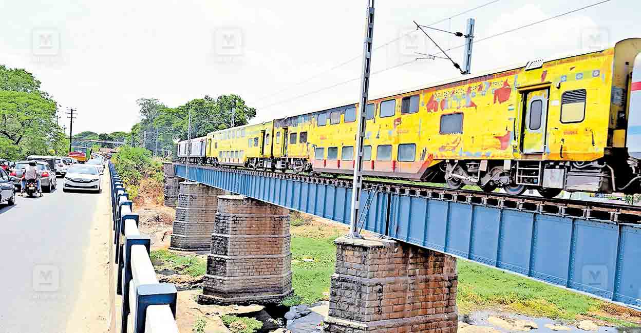 ഉദയ് ഡബിൾ ഡെക്കർ കേരളത്തിൽ, പരീക്ഷണ ഓട്ടം വിജയം; രണ്ടടി ഉയരം കൂടുത ...