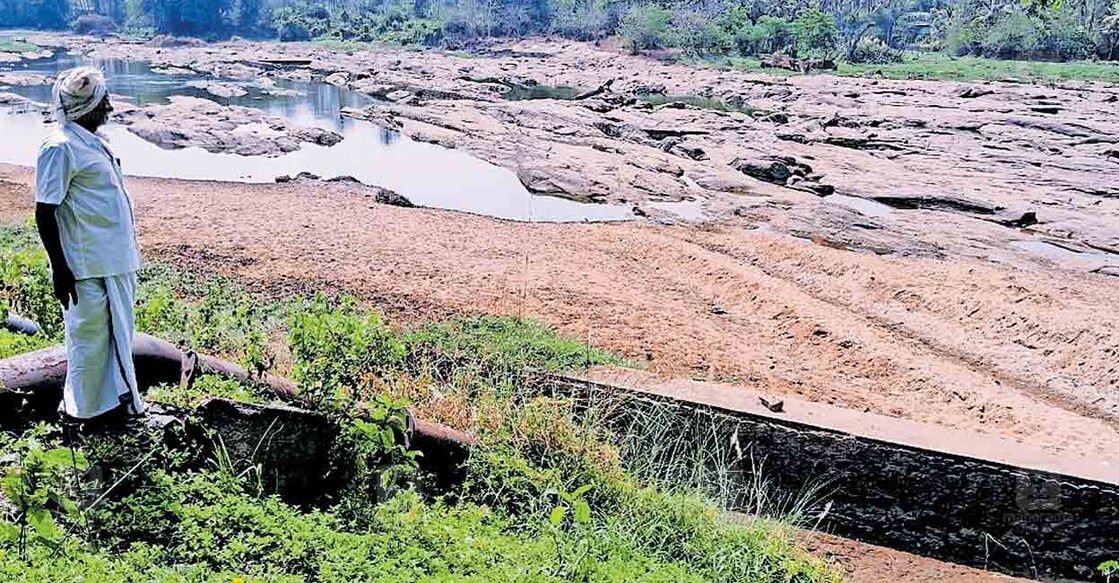പേരൂർ പള്ളംതുരുത്ത് ലിഫ്റ്റ് ഇറിഗേഷന് സമീപം ഭാരതപ്പുഴ വറ്റിവരണ്ട നിലയിൽ.  
