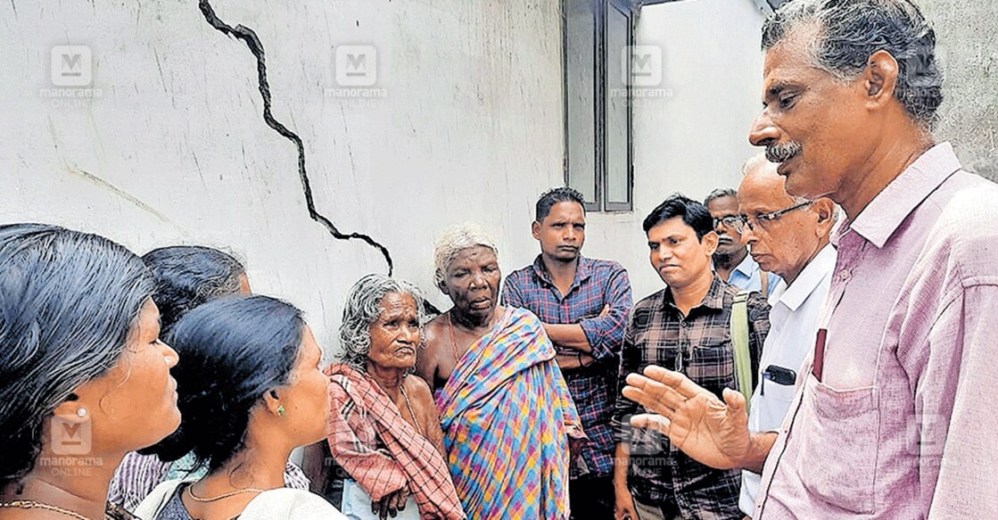 അഗളി ഭൂതിവഴി ഊരിൽ ഭവന തട്ടിപ്പിനിരയായ ആദിവാസികൾ വീടിന്റെ ദുരവസ്ഥ വസ്തുതാന്വേഷണ സംഘത്തോട് വിശദീകരിക്കുന്നു