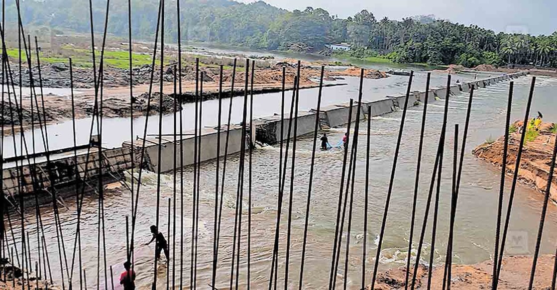 പട്ടാമ്പി തടയണ നിർമാണം പുരേ‍ാഗമിക്കുന്ന സ്ഥലത്തെ ഭാരതപ്പുഴയിലെ ഒഴുക്ക്.  
