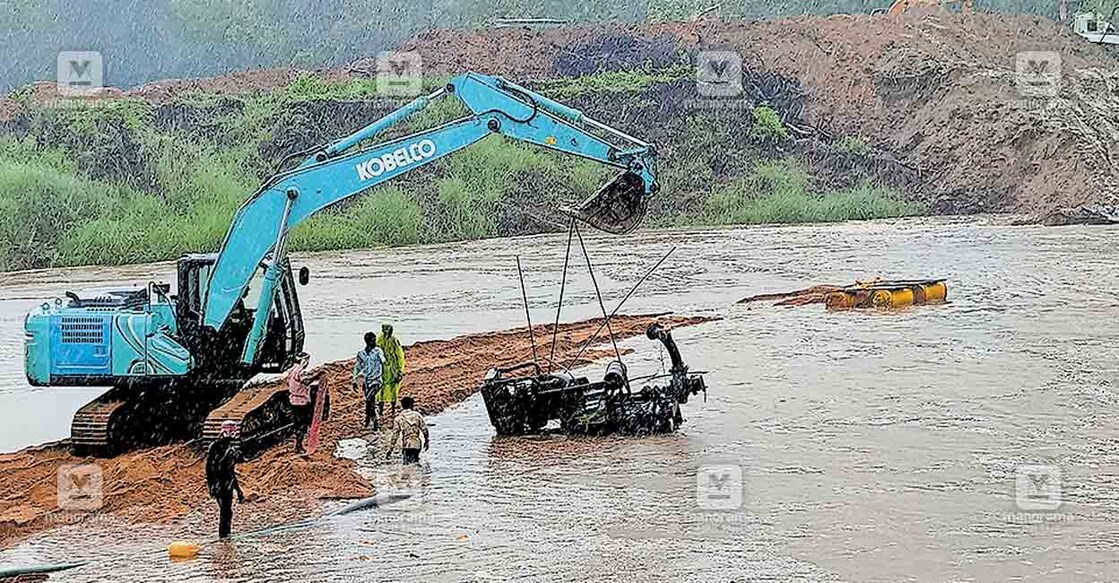 മാന്നനൂർ ഉരുക്കു തടയണയുടെ പുനർനിർമാണ പ്രവർത്തനങ്ങൾക്ക് എത്തിച്ച യന്ത്രസാമഗ്രികൾ ഭാരതപ്പുഴയിൽ നീരൊഴുക്കു ശക്തിപ്പെട്ടതിനു പിന്നാലെ കരയ്ക്കു കയറ്റുന്നു.  