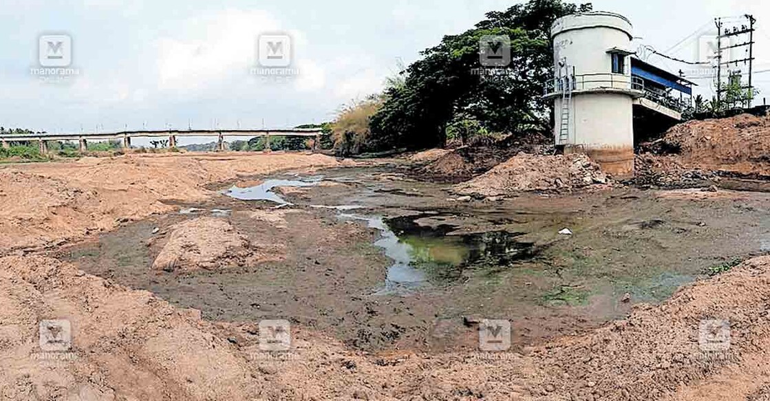 ഭാരതപ്പുഴയിലെ ലക്കിടി തടയണ പ്രദേശം.  