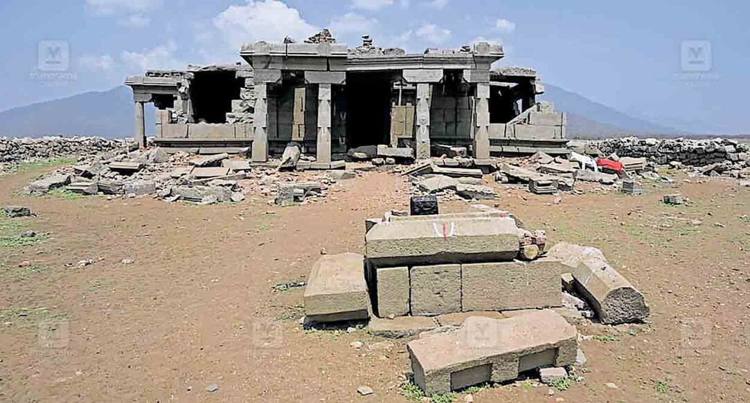 ഭവാനി സാഗർ ഡാം വറ്റിയതോടെ ഡാമിന്റെ മധ്യഭാഗത്തായി ദൃശ്യമായ ഏതാണ്ട് 750 വർഷം പഴക്കമുള്ള മാധവപെരുമാൾ ക്ഷേത്രം.
