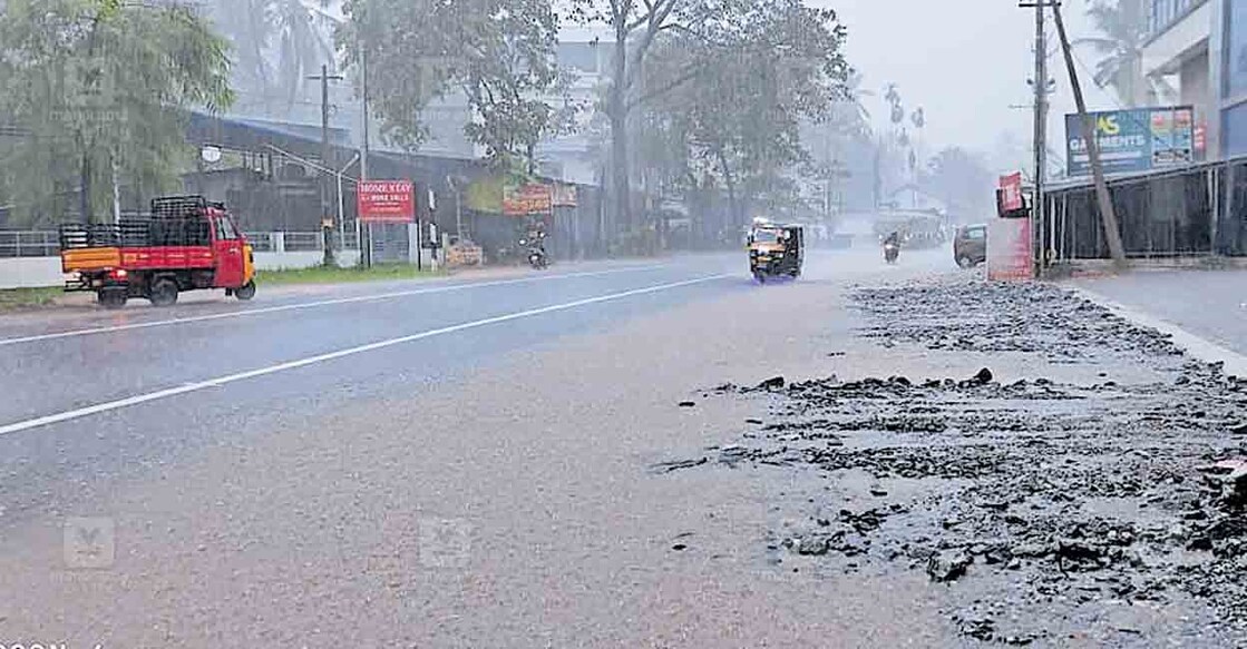 ദേശീയപാതയിൽ ചുങ്കത്തിനും ടിബി കവലക്കും ഇടയിൽ അപകട ഭീഷണിയായ വെള്ളക്കെട്ട്.  
