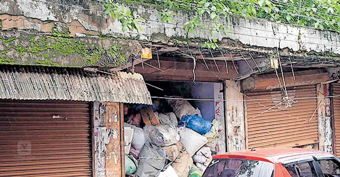 മാർക്കറ്റ് റോഡിൽ പഞ്ചായത്ത് കോംപൗണ്ടിലേക്കുള്ള വഴിയരികിൽ സ്ഥിതി ചെയ്യുന്ന കാലഹരണപ്പെട്ട കെട്ടിടം.  