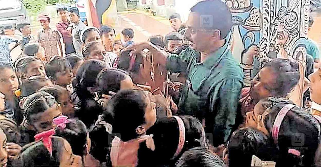 പഴയലക്കിടി ജിഎസ്ബിഎസിൽ നിന്നു സ്ഥലംമാറിപ്പോകുന്ന അധ്യാപകൻ കെ.പ്രേമനെ ‘സ്കൂളിൽ നിന്നു പോകല്ലേ’ എന്നു പറഞ്ഞു തടയുന്ന കുട്ടികൾ.  