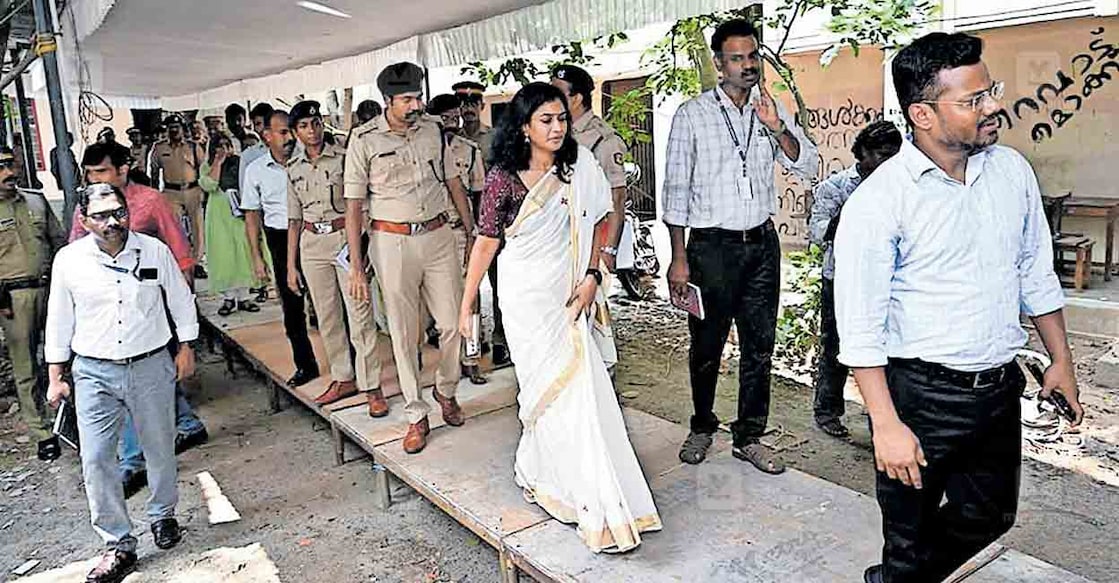 ലോക്‌സഭാ തിരഞ്ഞെടുപ്പ് വോട്ടെണ്ണൽ കേന്ദ്രമായ ഗവ.വിക്ടോറിയ കോളജിലെ സജ്ജീകരണങ്ങൾ കലക്ടർ ഡോ. എസ്. ചിത്രയും ജില്ലാ പൊലീസ് മേധാവി ആർ.ആനന്ദും പരിശോധിക്കുന്നു.   

