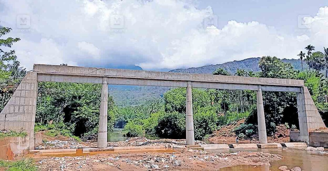 അട്ടപ്പാടി അഗളി അടിയകണ്ടിയൂരിൽ ഭവാനിപ്പുഴയ്ക്കു കുറുകെ നിർമിക്കുന്ന നടപ്പാലം.  


