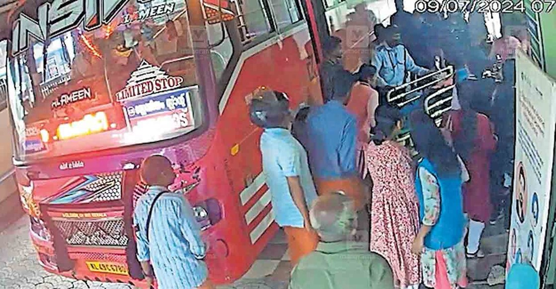 യാത്രയ്ക്കിടെ ദേഹാസ്വാസ്ഥ്യം അനുഭവപ്പെട്ട യുവാവിനെ ബസിൽ വാണിയംകുളത്തെ സ്വകാര്യ ആശുപത്രിയിലെത്തിച്ചപ്പോൾ.(സിസിടിവി ദൃശ്യം).  

