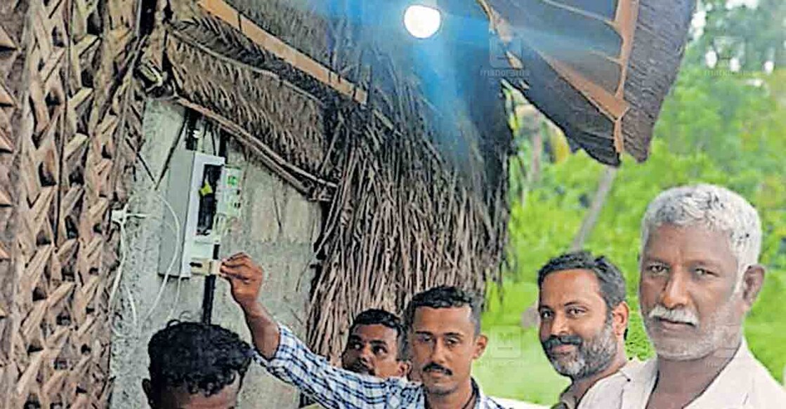 പെരുവെമ്പ് പാലത്തുള്ളി കമ്മാന്തറയിൽ ഷാജഹാന് സൗജന്യമായി വൈദ്യുതി കണക്‌ഷൻ നൽകിയതിന്റെ സ്വിച് ഓൺ കർമം തത്തമംഗലം സെക്ഷൻ സബ് എൻജിനിയർ രഞ്ജിത്ത് നിർവഹിക്കുന്നു.  

