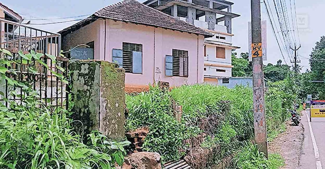 തകർന്ന കോട്ടായി ഗവ.ഹൈസ്കൂൾ ചുറ്റുമതിൽ  
