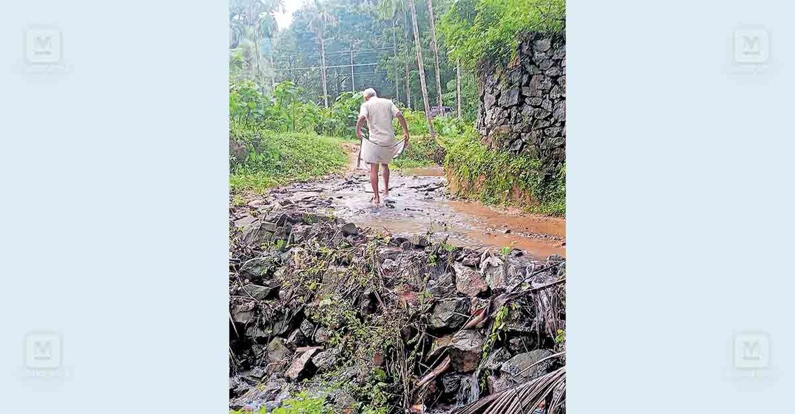no-way-to-home-11 ശിവരാമൻ റോഡിലെത്താൻ തോട്ടിലൂടെ നടന്നു നീങ്ങുന്നു.