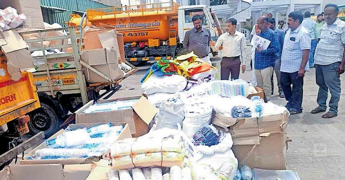 waste-2 തിരുപ്പൂർ കോർപറേഷൻ കമ്മിഷണർ പവൻകുമാർ ജി ഗിരിയപ്പനവറിന്റെ നേതൃത്വത്തിൽ നടന്ന പരിശോധനയിൽ പിടിച്ചെടുത്ത ഒറ്റത്തവണ ഉപയോഗിച്ച് ഉപേക്ഷിക്കുന്ന പ്ലാസ്റ്റിക് ഉൽപന്നങ്ങൾ.