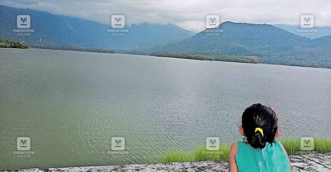 മഴയിൽ നിറഞ്ഞ കാഞ്ഞിരപ്പുഴ അണക്കെട്ട്.  