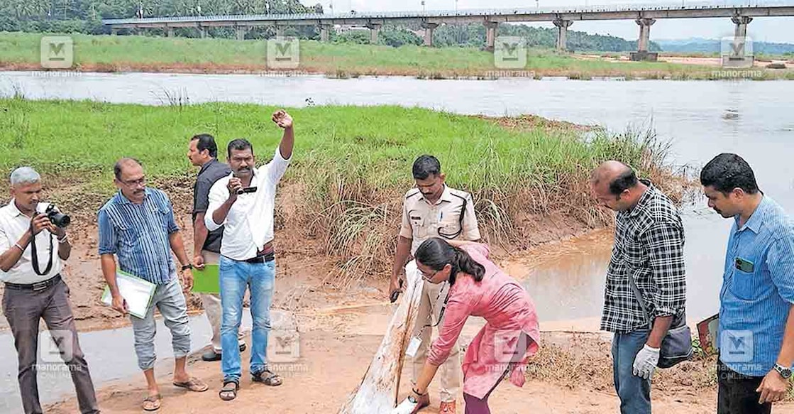 മായന്നൂർപ്പാലത്തിനു താഴെ  വ്യാപാരിയെ ആക്രമിച്ച സ്ഥലത്തു പൊലീസും ശാസ്ത്രീയ പരിശോധനാ വിഭാഗങ്ങളും തെളിവു ശേഖരിക്കുന്നു.  