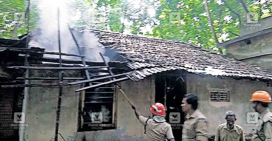 വേലിക്കാട് വള്ളിത്തേട്ടത്തിൽ ജോസ് തോമസിന്റെ റബർ പുകപ്പുരയ്ക്കു തീപിടിച്ചപ്പോൾ.  
