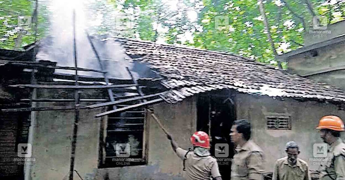 palakkad-rubber-home-fire-2 വേലിക്കാട് വള്ളിത്തേട്ടത്തിൽ ജോസ് തോമസിന്റെ റബർ പുകപ്പുരയ്ക്കു തീപിടിച്ചപ്പോൾ.