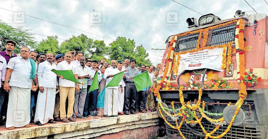 മേട്ടുപ്പാളയം - തൂത്തുക്കുടി എക്സ്പ്രസ് ട്രെയിൻ സർവീസിന്റെ ഉദ്ഘാടനം കേന്ദ്ര സഹ മന്ത്രി എൽ.മുരുകൻ നിർവഹിക്കുന്നു.  
