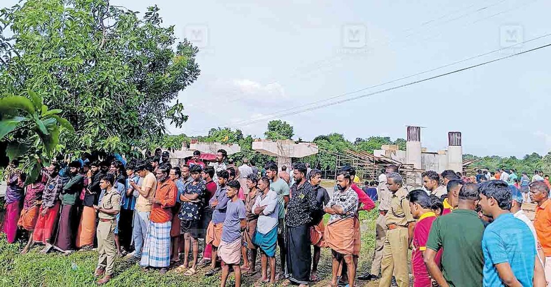 വിദ്യാർഥിയെ ഒഴുക്കിൽപെട്ടു കാണാതായ തരൂർ കുരുത്തിക്കോട്ടിൽ ഇന്നലെ തിരച്ചൽ ആരംഭിച്ചപ്പോൾ എത്തിയ ജനക്കൂട്ടം.  

