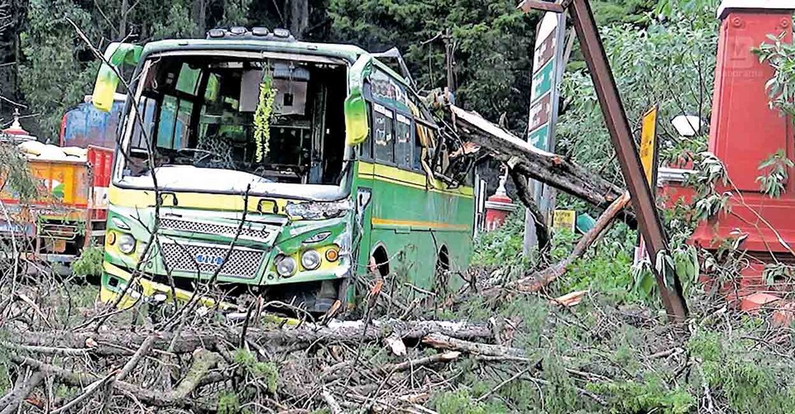 ഊട്ടിക്കു സമീപം ഫേൺഹില്ലിൽ കാറ്റിൽ മരം വീണു ബസ് തകർന്ന നിലയിൽ.  
