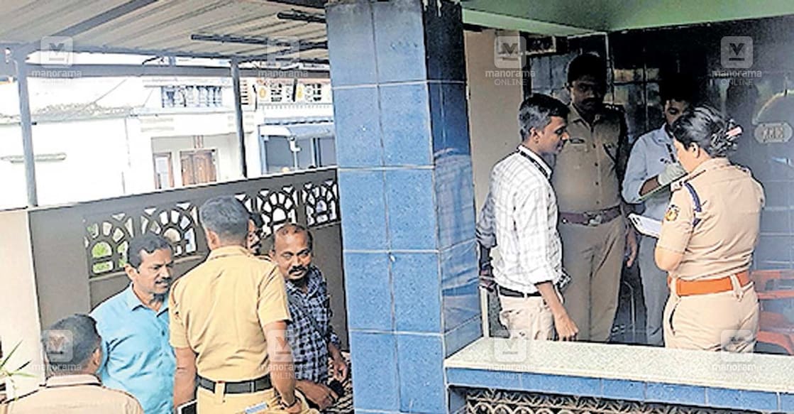 palakkad-police
എഐവൈഎഫ് നേതാവ് ഷാഹിനയുടെ വാടക വീട്ടിൽ പൊലീസ് സംഘം പരിശോധന നടത്തുന്നു