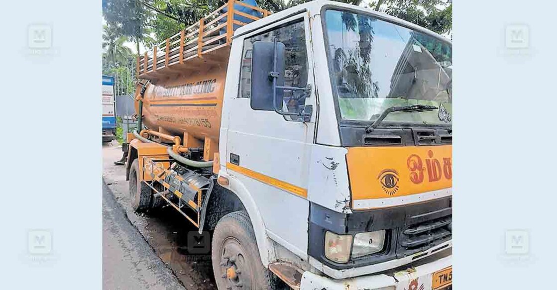 കനാലിൽ ഓയിൽ മാലിന്യം തള്ളിയതിനു പൊലീസ് കസ്റ്റഡിയിലെടുത്ത ടാങ്കർ ലോറി. 