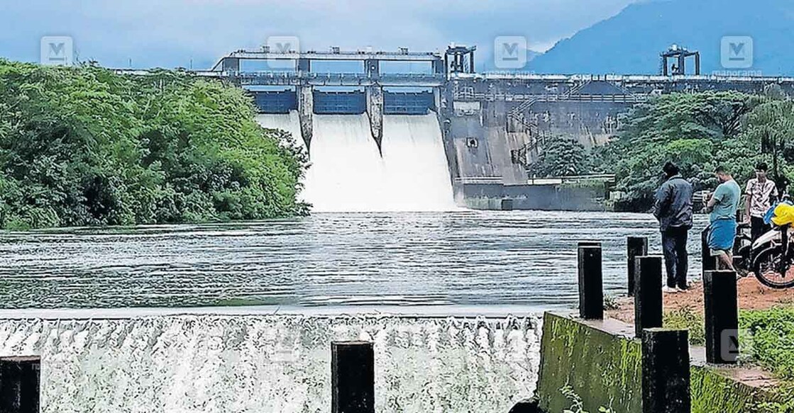 palakkad-kanjirappuzha-dam കനത്തമഴയിൽ ജലനിരപ്പ് ഉയർന്നതിനെ തുടർന്നു കാഞ്ഞിരപ്പുഴ ഡാമിന്റെ മൂന്നു സ്പിൽവേ ഷട്ടറുകളും ഇന്നലെ രാവിലെ 25 സെന്റീമീറ്റർ വീതം ഉയർത്തിയപ്പോൾ. 97.50 മീറ്റർ സംഭരണ ശേഷിയുള്ള ഡാമിൽ ഇന്നലെ രാവിലെ എട്ടിന് ജലനിരപ്പ് 96.47 മീറ്ററിലെത്തി. വൃഷ്ടിപ്രദേശത്തു കനത്ത മഴ തുടരുകയാണ്.
