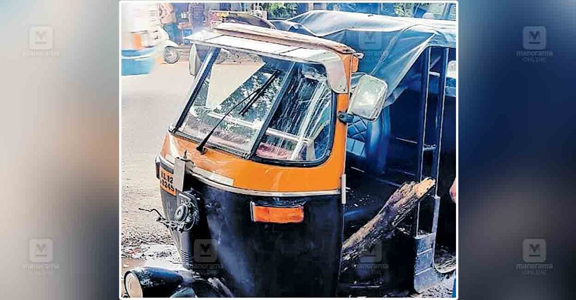 ഒറ്റപ്പാലം പത്തൊൻപതാം മൈലിൽ ഉണങ്ങിയ മരക്കൊമ്പു മുറിഞ്ഞു വീണു കേടുപാടു സംഭവിച്ച ഓട്ടോറിക്ഷ.  