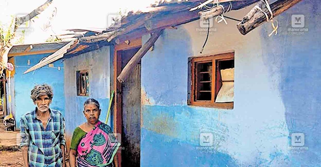 palakkad-lost-house വാളയാർ ചന്ദ്രാപുരം ചടയൻഗ്രാമത്തിലെ ദുരൈ–പഴനിയമ്മാൾ ദമ്പതികൾ മഴയിൽ മേൽക്കൂര തകർന്ന വീടിനു മുന്നിൽ.