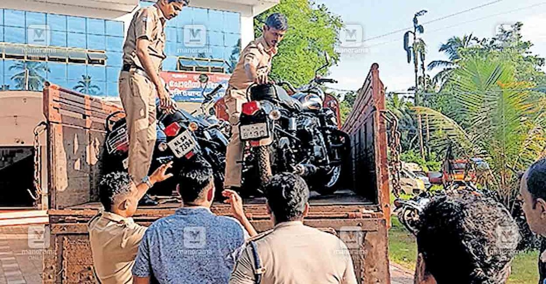 കുമരനല്ലൂരിൽ നിന്ന് തൃത്താല പൊലീസ് പിടിച്ചെടുത്ത സ്കൂട്ടറും ബൈക്കുകളും സ്റ്റേഷനിൽ എത്തിച്ച് ലോറിയിൽ നിന്ന് ഇറക്കുന്നു.  