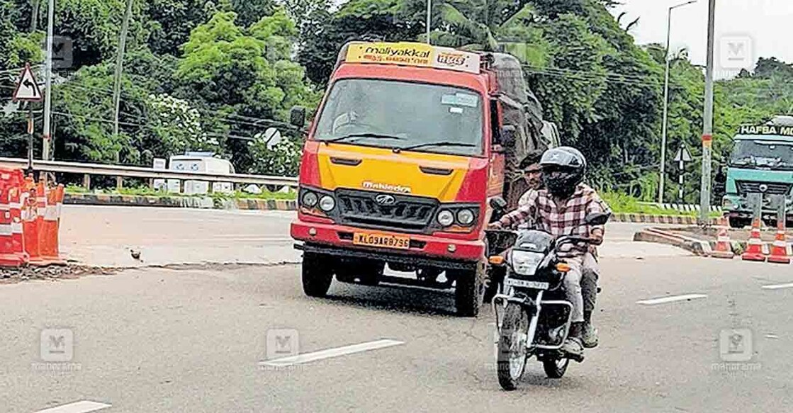 national-highway-kuzhalmandam ചരപ്പറമ്പ് കുഴൽമന്ദം സർവീസ് റോഡിലെ തിരക്ക് ഒഴിവാക്കാൻ തൃശൂർ ഭാഗത്തു നിന്നും പാലക്കാട് ഭാഗത്തേക്ക് പോവുന്ന വാഹനങ്ങളെ ചരപ്പറമ്പിൽ നിന്നു ദേശീയപാതയിലൂടെ കയറ്റി കുഴൽമന്ദത്ത് അടിപ്പാത നിർമിക്കുന്ന സമീപത്തെ തിട്ട മാറ്റി ഇന്നലെ തിരിച്ചു വിട്ടപ്പോൾ. ഗതാഗതകുരുക്കിനെക്കുറിച്ച് മനോരമ നിരന്തരം വാർത്ത നൽകിയതിനെത്തുടർന്നാണീ നടപടി.