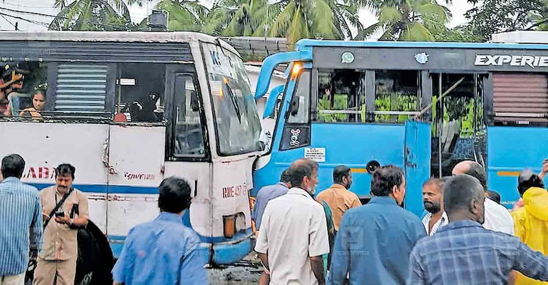 പുതുപ്പരിയാരത്തു കെഎസ്ആർടിസി, സ്വകാര്യ ബസുകൾ കൂട്ടിയിടിച്ചുണ്ടായ അപകടം.  
