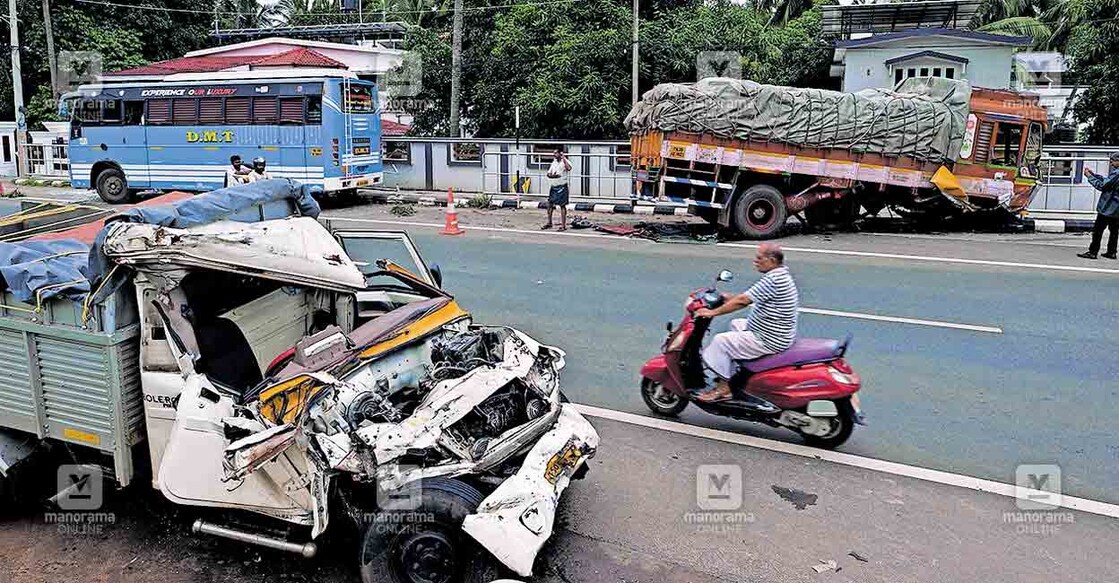 പുതുപ്പരിയാരം ഇൻഡസ്‌ട്രിയൽ ജംക്‌ഷനു സമീപത്തെ വളവിൽ കഴിഞ്ഞ 7നും ഇന്നലെ പുലർച്ചെയുമുണ്ടായ അപകടങ്ങളിൽപെട്ട  ബസ്, ലോറി, പിക്കപ് വാൻ എന്നിവ. ചിത്രം: മനോരമ  
