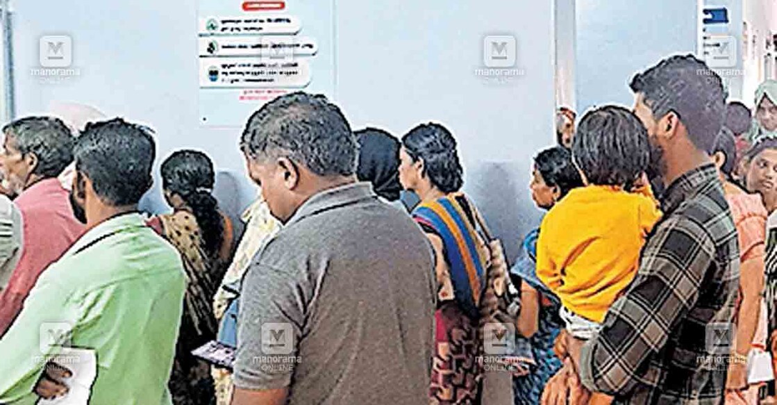 അലനല്ലൂർ സിഎച്ച്സിയിൽ ഇന്നലെ രാവിലെ ചികിത്സ തേടി എത്തിയ രോഗികളുടെ തിരക്ക്.  
