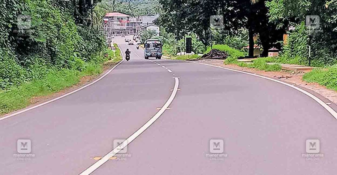 palakkad-road-accident-9 നവീകരിച്ച കാഞ്ഞിരപ്പുഴ റോഡ്. ഈ റോഡിലാണ് ആറു ദിവസത്തിനിടെ നാല് അപകടങ്ങൾ നടന്നത്.