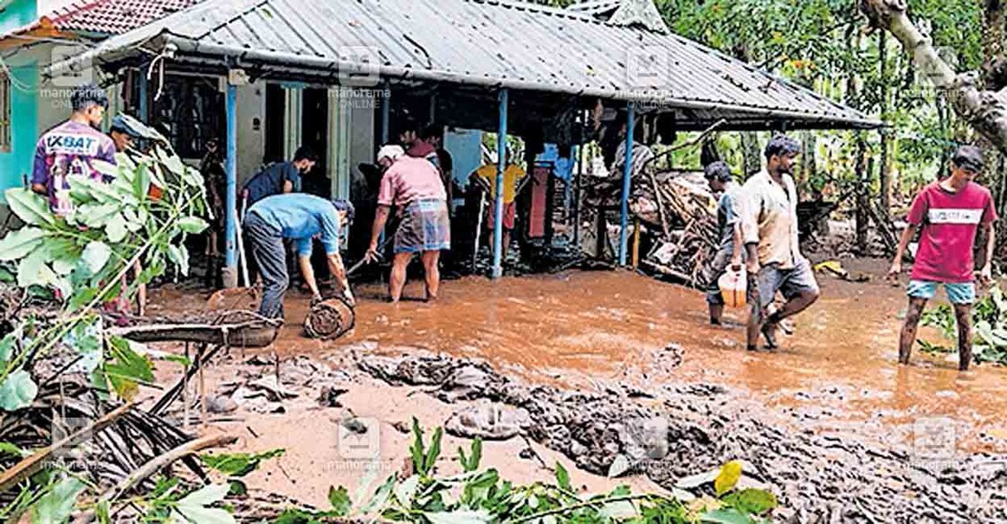 പൂതംകോട്ടിൽ വീടിനു മുന്നിൽ അടിഞ്ഞുകൂടിയ ചെളി നെന്മാറ മേഖല വിഖായ സംഘവും മംഗലംഡാം എംവൈഎസ് പ്രവർത്തകരും ചേർന്നു നീക്കം ചെയ്യുന്നു.