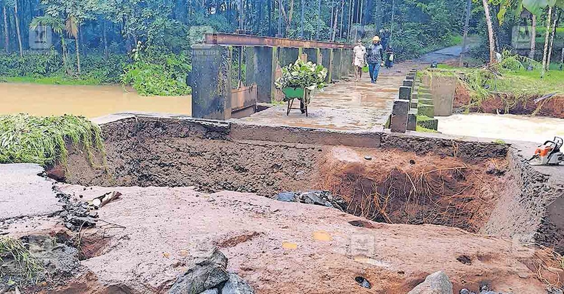 ottappalam-road-destroy അമ്പലപ്പാറ വേങ്ങശ്ശേരി ആനക്കല്ലിൽ റോഡ് ഒലിച്ചുപോയ നിലയിൽ