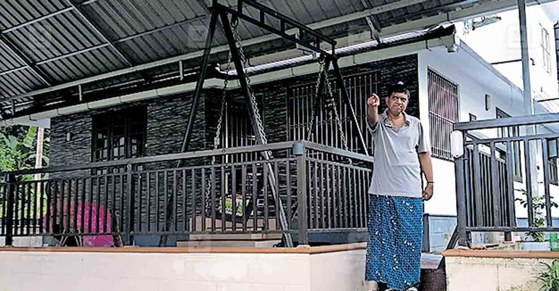 


ഒറ്റപ്പാലം കണ്ണിയംപുറത്തു പ്രളയം അതിജീവിക്കാൻ തറനിരപ്പിൽ നിന്ന് ഉയർത്തിയ വീട്.  