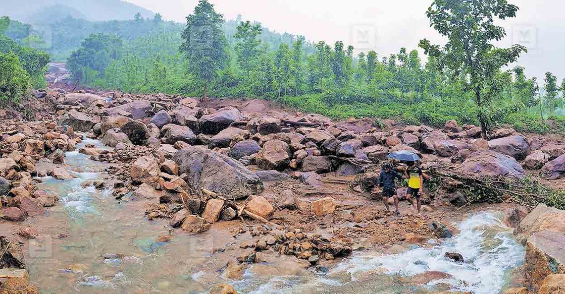 palakkad-kadappara-mudflow കടപ്പാറ മേമലക്കുന്നിലുണ്ടായ ഉരുൾപൊട്ടൽ. തിങ്കൾ, ചൊവ്വ ദിവസങ്ങളിലായി മംഗലംഡാം മലയോര മേഖലയിലുണ്ടായതു കനത്ത ഉരുൾപൊട്ടലും മണ്ണിടിച്ചിലുമാണ്. ഇതിന്റെ വ്യാപ്തി പുറത്തറിഞ്ഞതു കഴിഞ്ഞ ദിവസവും. ആളപായം ഒഴിവായതു തലനാരിഴ വ്യത്യാസത്തിൽ. ചിത്രം: ഗിബി സാം / മനോരമ