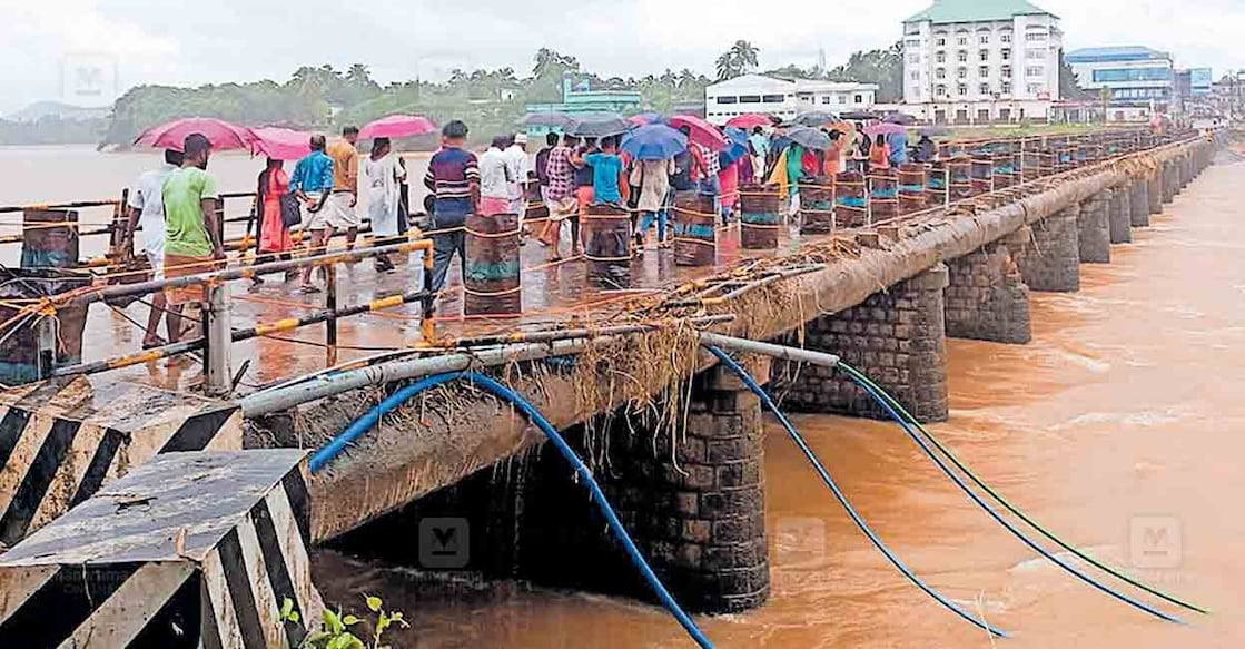 palakkad-pattambi-bridge പട്ടാമ്പി പാലത്തിൽ താൽക്കാലിക സുരക്ഷയൊരുക്കി പാലം കാൽനട യാത്രയ്ക്ക് വൈകിട്ട് തുറന്നപ്പോഴുണ്ടായ തിരക്ക്.