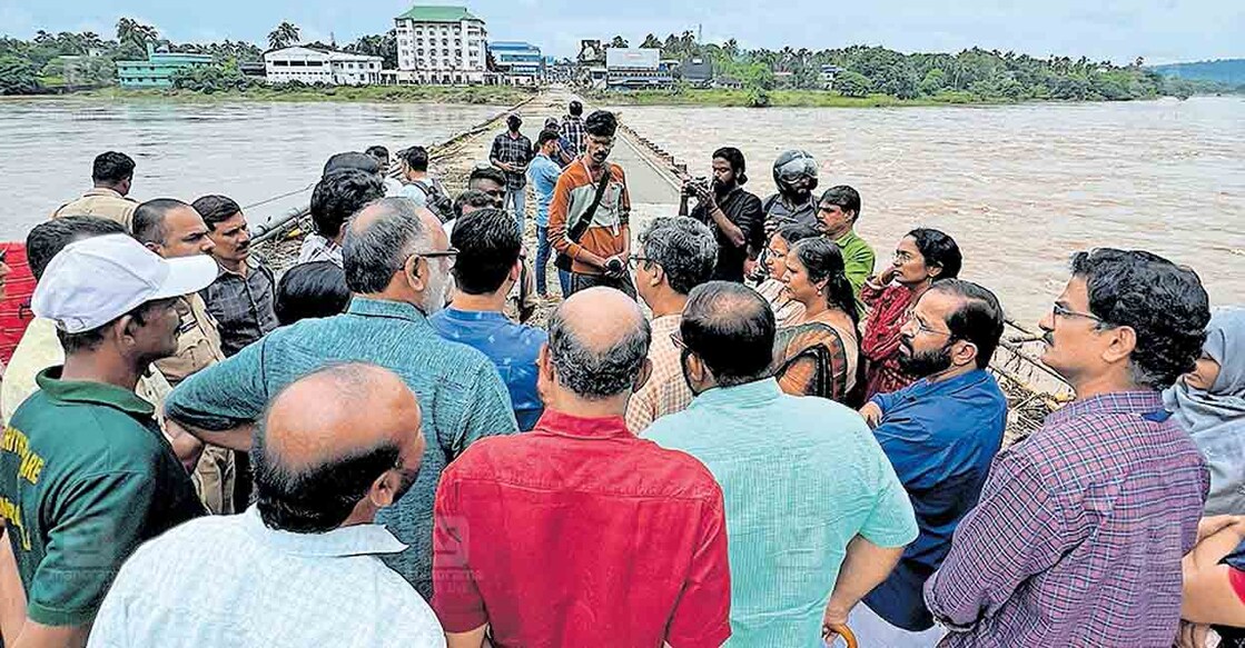 വെള്ളം കയറിയ പട്ടാമ്പി പാലത്തിൽ മുഹമ്മദ് മുഹസിൻ എംഎൽഎയുടെ നേതൃത്വത്തിൽ പെ‍ാതുമരാമത്ത് വകുപ്പ് പാലം വിഭാഗം ഉദ്യേ‍ാഗസ്ഥസംഘം ബലപരിശോധന നടത്തുന്നു.  


