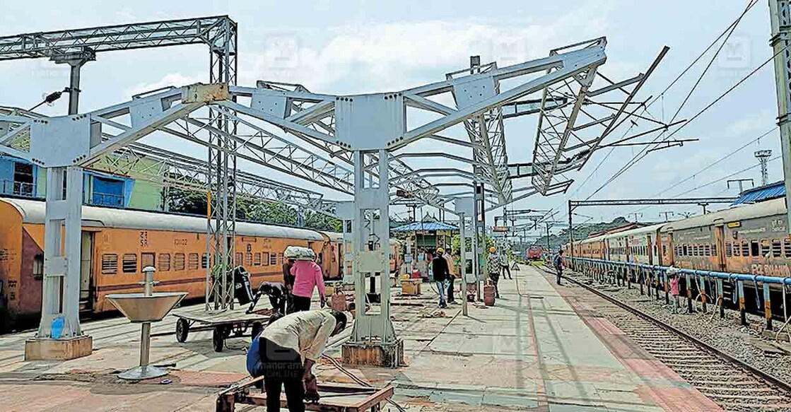 ഷൊർണൂർ ജംക്‌ഷൻ റെയിൽവേ സ്റ്റേഷനിൽ നവീകരണം പൂർത്തിയാകുന്ന പ്ലാറ്റ്ഫോമുകളിലൊന്ന്.  
