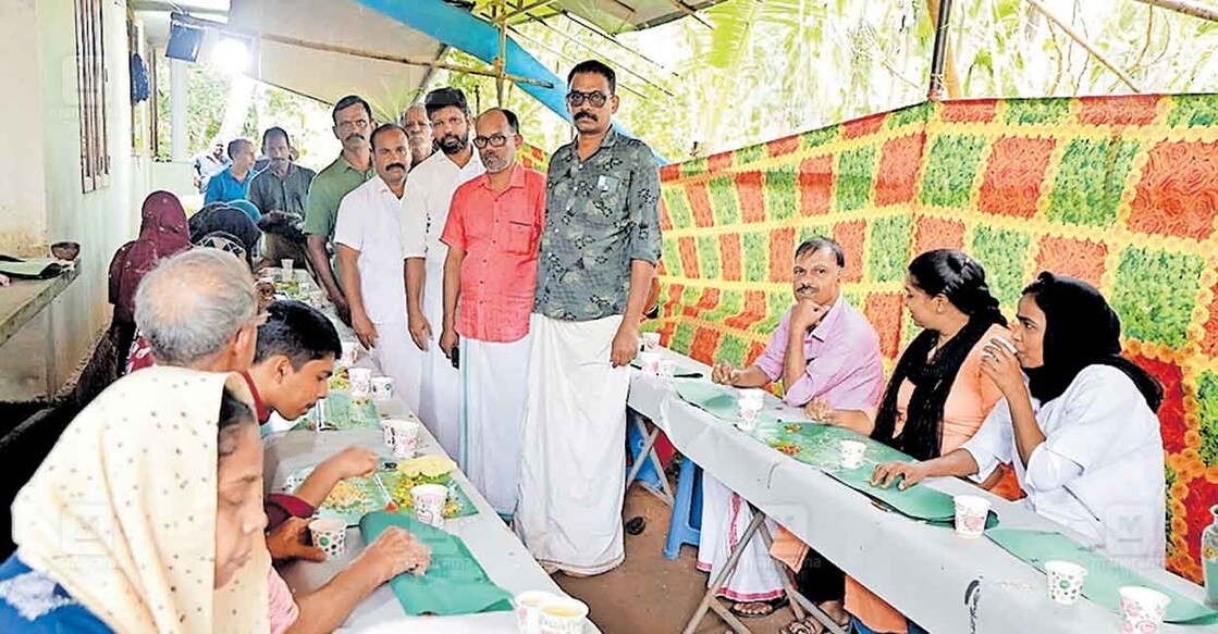 സൂഫിവര്യനായ ബീരാൻ ഔലിയയുടെ സ്മരണയിൽ നടത്തുന്ന കർക്കടകവാവു സദ്യയുമായി ബന്ധപ്പെട്ട കുടുംബങ്ങളിലെ അംഗങ്ങളായ ആറ്റാശ്ശേരി കരിമ്പനവരമ്പ് ഒടുവൻപറമ്പിൽ ദേവാനന്ദൻ, സുരേന്ദ്രൻ, കാട്ടിക്കുന്ന് നൗഷാദ്, മാങ്കടക്കുഴിയിൽ രായിൻകുട്ടി എന്നിവർ.  