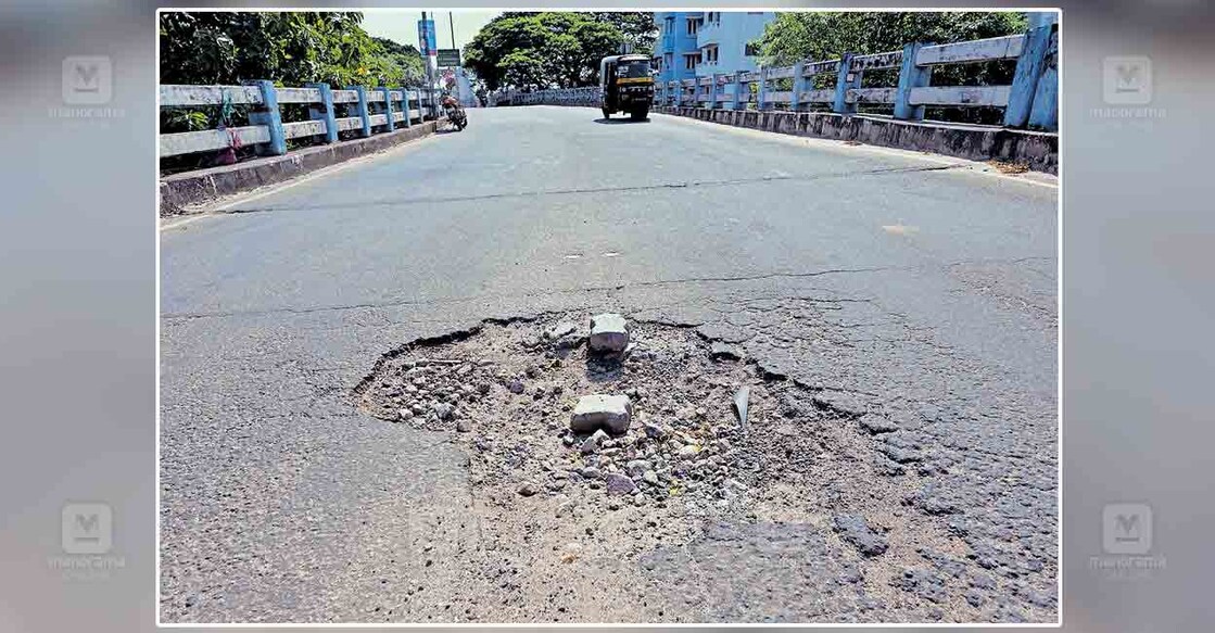 പാലക്കാട് ടൗൺ റെയിൽവേ മേൽപാലത്തിൽ വലിയ കുഴി രൂപപ്പെട്ടതിനെത്തുടർന്നുള്ള റോഡ് തകർച്ച. ചിത്രം: മനോരമ  