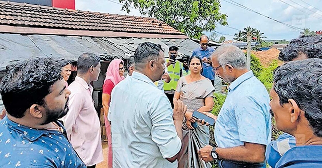 വടക്കഞ്ചേരി ദേശീയപാതയിൽ ശങ്കരംകണ്ണൻതോട്ടിൽ പാതയോരത്തെ വീട് പൊളിക്കാനുള്ള ദേശീയപാത അധികൃതരുടെ നീക്കം നാട്ടുകാരും പഞ്ചായത്ത് അധികൃതരും ചേര്‍ന്ന് തടയുന്നു.  