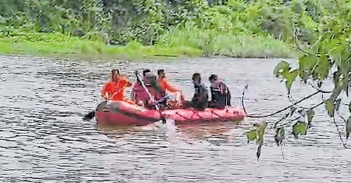 കാണാതായ പതിനേഴുകാരനു വേണ്ടി ആനക്കൽ ക്ഷേത്ര പരിസരത്തെ തൂതപ്പുഴയിൽ പട്ടാമ്പി അഗ്നിരക്ഷാസേനയും പാലക്കാട് നിന്നുള്ള അഗ്നിരക്ഷാസേനയുടെ മുങ്ങൽ വിദഗ്ധരും തിരച്ചിൽ നടത്തുന്നു.  